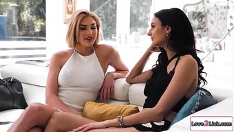 Kız, Erkek Arkadaşını Buharlı Bir Sahnede Latin Güzeliyle Aldatıyor.