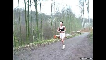 Esmer Büyükanne Zevk Için Mastürbasyon Yapıyor