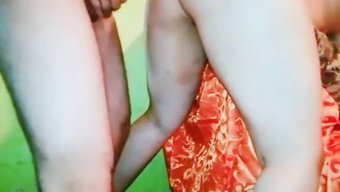 Oturma Odası Mobilyalarında Kıvrımlı Bir Latin Kadınla Sıcak Bir Karşılaşma