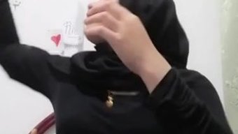 Genç Malay Kızı Bigo Live'Da Canlı Performans Sergiliyor