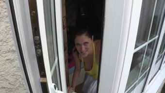 Sıcak Pencere Temizleyicisinin Eylemde Olduğu Gizli Kamera Görüntüleri