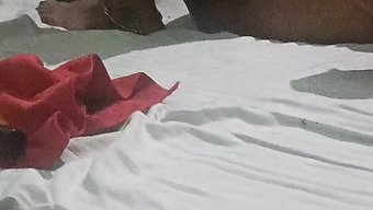 Genç Hintli Kadın, Duygusal Bir Masaj Ve Samimi Bir Cinsel Buluşmadan Keyif Alıyor