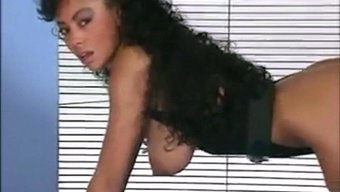 Fit Ve Muhteşem Bir Siyah Kadının Yer Aldığı Bu Çarpıcı Videoda, Eski Okul Cazibesi Zamansız Güzellikle Buluşuyor.