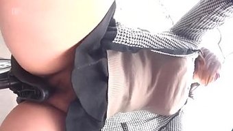 Japon Güzeli Hinako Niizaki, Mamachari 1'Deki Kıvrımlarını Sergiliyor