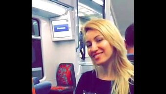 Elisa Dreams, Paris'Teki Seksi Kıvrımlarını Sergiliyor