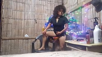 Sıkı Bir Vajina Asyalı Güzellik Ve Eski Bir Evde Pizza Teslimatçısı Ile Tutkulu Bir Irklararası Yüklü Noel Sahnesi.