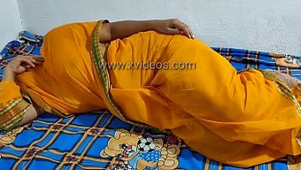 Hintli Milf, Genç Kocasıyla Vahşi Seksin Tadını Çıkarıyor