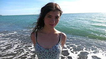 Luna Lynx, Küçük Götünü Bir Canavar Yarrağı Tarafından Siktiriyor