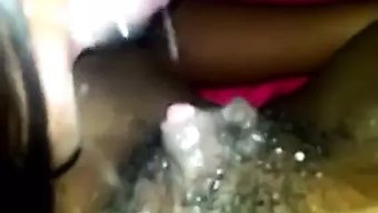 Ebony Güzeli Tutkulu Cunnilingus Sahnesinde Yoğun Klitoris Uyarımı Alıyor