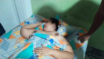 Aldatan Koca, Karısının En Iyi Arkadaşında Büyük Doğal Göğüslerin Tadını Çıkarıyor