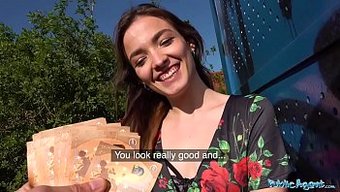 Dövmeli Güzellik Kylie Nymphette'In Açık Havadaki Zevki, Sert Bir Yarrağı Sürüyor