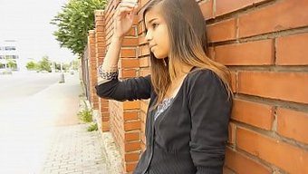 Nika'Nın Çıplak Vücudu Sergileniyor