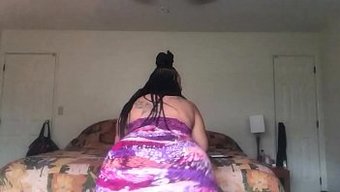 Kalın Fiziği Olan Dolgun Ebony Güzeli