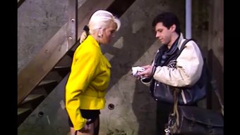 Carolyn Monroe'Nun Geniş Koynu Solo Bir Videoda Sergileniyor