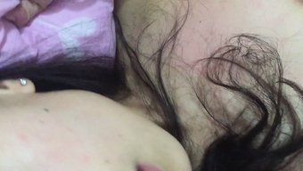 Çinli Kız Kardeşler Yurtlarında Sansasyonel Bir Şekilde Dans Ediyor Ve Samimi Aktivitelere Giriyorlar