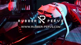 Kauçuk Klinikte Kadın Mastürbasyonu Ve Fetiş Oyunu