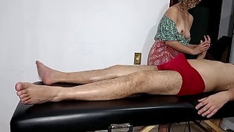 Sarışın Bir Masöz Doğal Bir Blowjob Yapıyor Ve Yağlanırken Üstüne Biniyor.