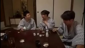 Kadın, Iş Arkadaşlarıyla Ateşli Bir Sahnede Eğleniyor.