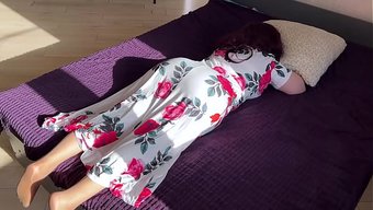 Üvey Oğlan, Üvey Annesinin Yatağa Uzanmasına Izin Vermedi.