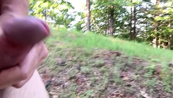 Seksi Bir Kız, Halka Açık Parkta Teşhirci Tarzda Amını Okşuyordu.