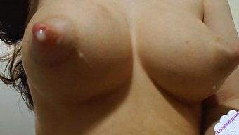 Süt Annesinin Büyük Göğüsleri Yakın Çekim Mastürbasyon Videosunda