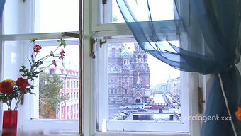 Sevimli Rus Kız Bu Yoğun Videoda Sert Bir Anal Sikiş Alıyor