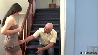 Sapık Üvey Baba, Koridorda Küçük Kızını Sikişle Dağıttı.