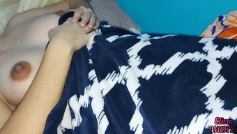 Üvey Anne Ve Üvey Kızı Kampüste Samimi Bir Buluşmaya Dalıyor