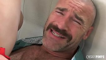 Göğüslü Üvey Anne Charlotte Sins, Üvey Babasına Duygusal Bir Sakso Çekiyor