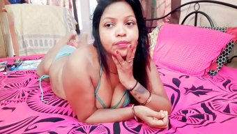 Iç Çamaşırı Ve Bikinili Kısa Kız, Yatakta Tahrik Ediyor