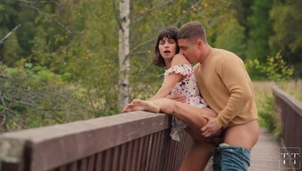 Ormanda Bir Adam, Gelecekteki Karısını Koca Aletiyle Sikişiyor.