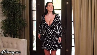 Angela White, Bir Robot Hizmetçiyle Duygusal Bir Lezbiyen Buluşmasının Tadını Çıkarıyor