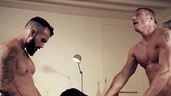 Üç Erkek Sıcak Bir Üçlüye Giriyor