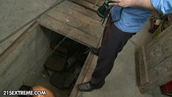 Sert Köle Rolünde Esmer Itaatkar