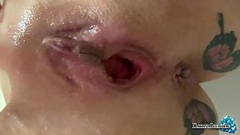 Azgın Milf, Seks Sonrası Yakın Çekimde Amını Sergileyerek Mastürbasyon Yapıyor