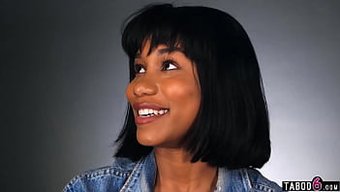 Deneyimli Bir Afrikalı-Amerikalı Porno Yıldızı Olan Jenna Foxx, Kendini Tatmin Ederek Kadın Orgazmını Gösteriyor