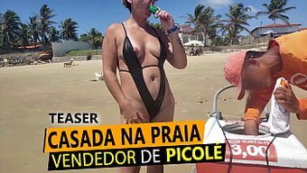 Rio De Janeiro'Da Bir Çift, Tanga Giyimli Karısıyla Plaj Eğlencesinin Tadını Çıkarıyor. Bu Videoyu Izlemek Için Sabırsızlanacaksınız!