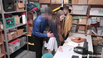 Genç 18+ Ile Arka Oda Üçlüsü Ve Soyunma