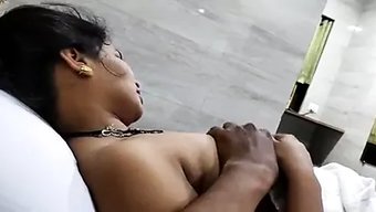 Büyük Göğüslü Hint Kızları Bir Otelde Sikişiyor