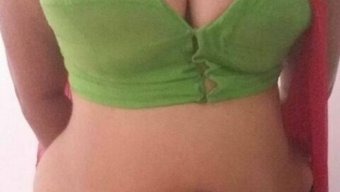 Olgun Hint Teyze, Genç Adamı Baştan Çıkarmak Için Doğal Varlıklarını Sergiliyor