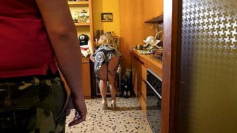 Olgun Üvey Anne, Üvey Oğluyla Mutfakta Sertleşiyor