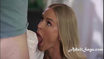 Baştan Çıkarıcı Sarışın Doktor Emma Hix, Duygusal Bir Tıbbi Kontrol Gerçekleştiriyor