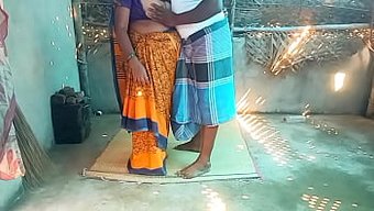 Güzel Hintli Kız Kardeş, Kocasına Köyde Çalışırken Yardım Ediyor