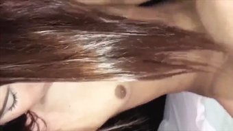 Shemale Ve Patronu Cinsel Ilişkiye Giriyor Ve Birlikte Orgazm Oluyorlar