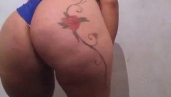 Vanessa Clelia De Souza Iç Çamaşırıyla Dans Ediyor