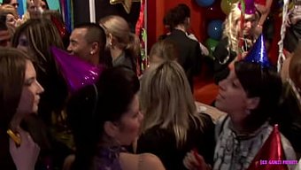 Siyah Güzellik, Vahşi Bir Partide Sulu Bir Sakso Çekiyor