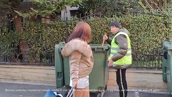 Evsiz Adam, Zengin Milf Alina Tumanova'Ya Bavuluyla Yardım Etti.