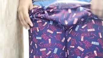 Duygusal Bir Esmerin Göğüs Oyunu Ve Tahrik Etmesi, Sıcak Hint Kız Arkadaşının Mastürbasyon Yapmasına Yol Açıyor