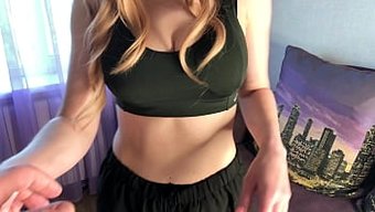 Büyük Popolu Rus Amatör Kız, Üvey Kardeşi Tarafından Beceriliyor