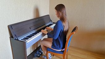 Kız, Kaslı Bir Adam Tarafından Yedi Pozisyonda Sikerken